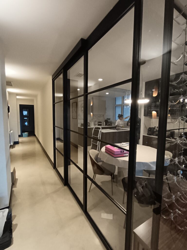 cerramiento de acero acristalado con puerta corredera