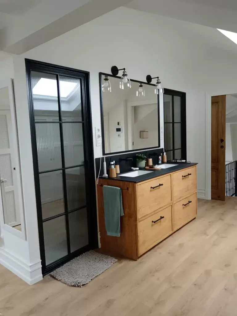 baño y ducha con puerta metalica