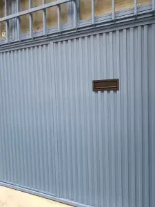 puerta de nave industrial