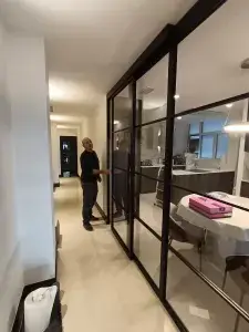 cocina reformada con vidriera separador de ambientes